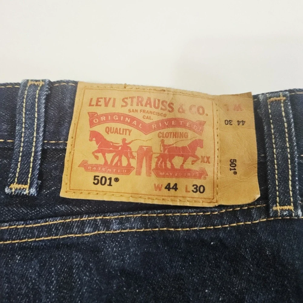 Levi 501 Men's Size 44 x 30 Button Fly Dark Wash Blue Denim Jeans